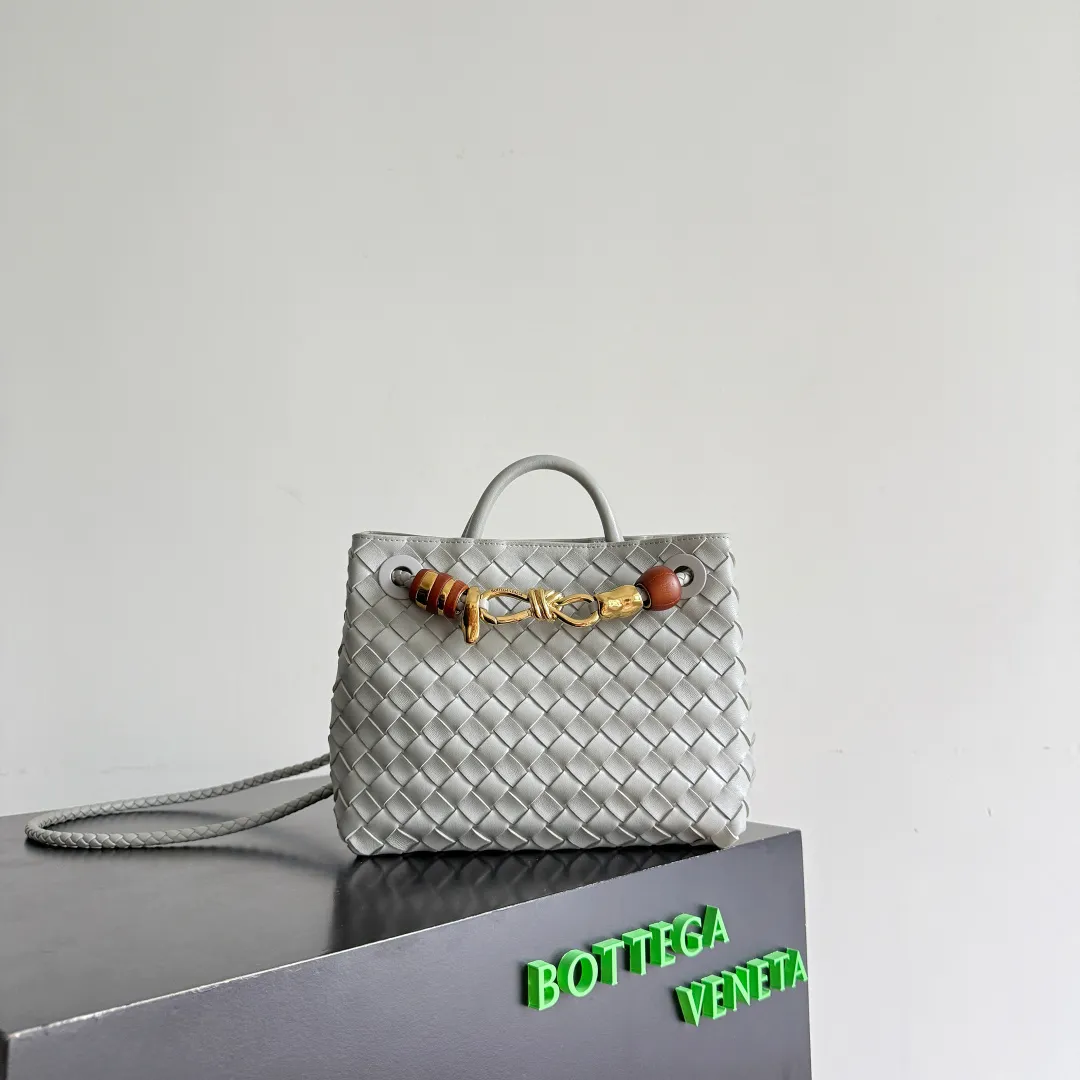 The new Andiamo batch of 3060 BV is shipped‼ ️The classic intercciato weaving process is used to create a soft bag, the metal knot is made of micro-cast aluminum using jewelry technology🪢, and the decorative beads are made of metal and hand-polished oak, allowing you to jump repeatedly between elegance and fun💃, making it unpredictable. Classic and versatile, it shows off your temperament, and the bag has a large capacity, making it very convenient for daily commuting! It has a variety of carrying methods, the shoulder straps can be adjusted by yourself, the original lambskin feels soft and delicate, and the unisex style breaks gender boundaries and brings a more practical and long-lasting use experience. The Andiamo, which has both elegant and casual styles, perfectly interprets the "fashionable old money style". Style number: 743568+wood hardware Color: silver gray Size: 25*22*10.5cm